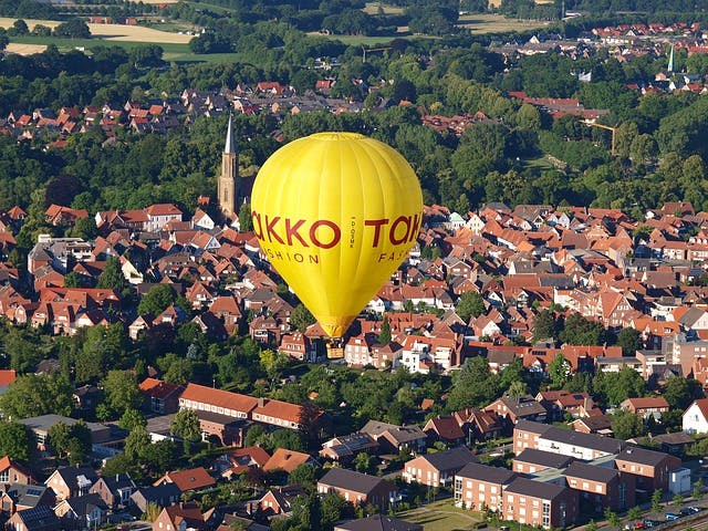 Heißluftballon mit Takko Logo
