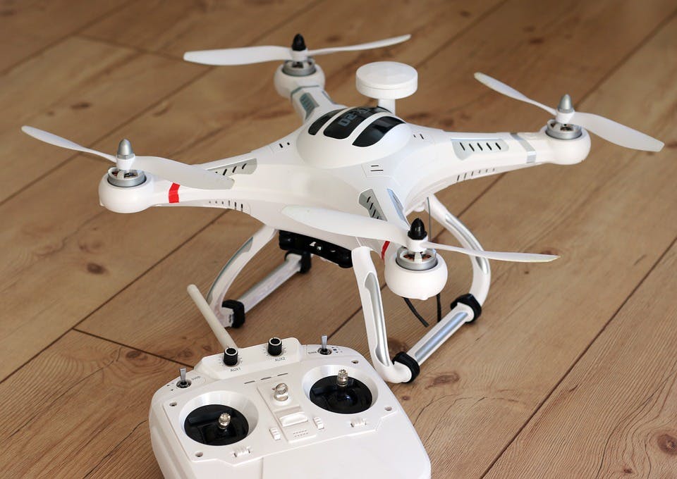 Weiße Drohne mit Fernsteuerung
