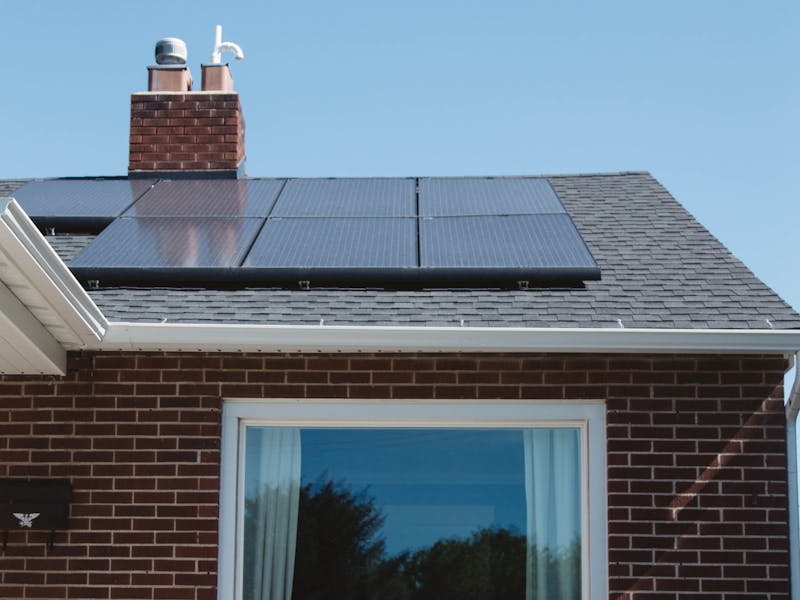Ein Haus mit Solarzellen auf dem Dach