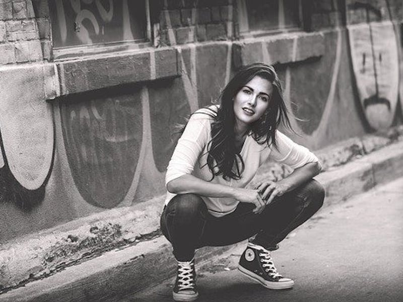 Frau mit Jeans und Converse-Schuhen for Graffiti