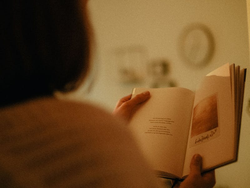 Eine Frau liest ein Buch