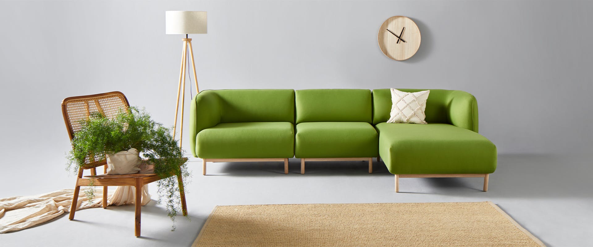 Ein grünes Sofa in einem Wohnzimmer.