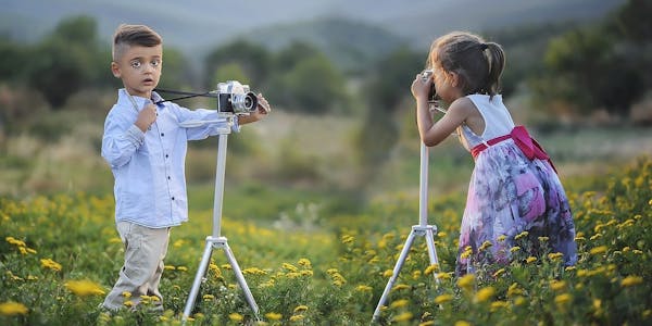 Kleinkinder fotografieren sich gegenseitig