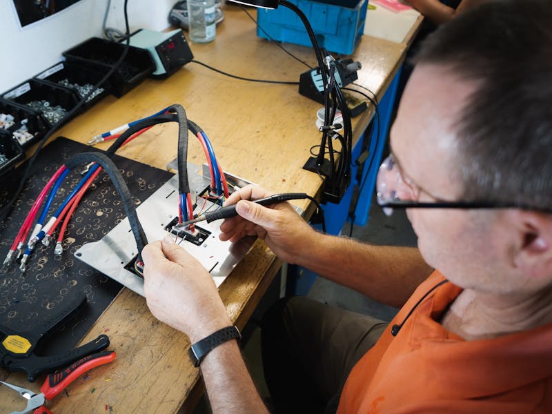 Ein Mann repariert ein Smartphone