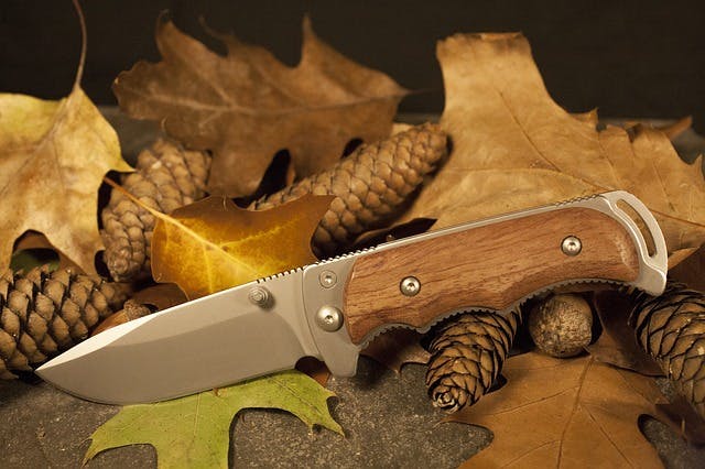 Outdoor-Messer liegt auf Herbstblättern