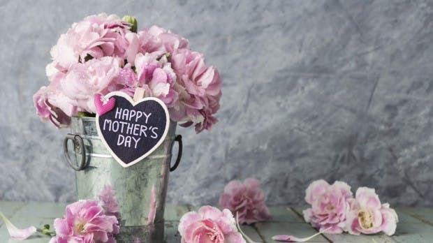 Ein rosa Blumenstrauß mit dem Schild "Happy Mother's Day"