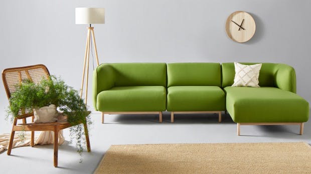 Ein grünes Sofa in einem Wohnzimmer
