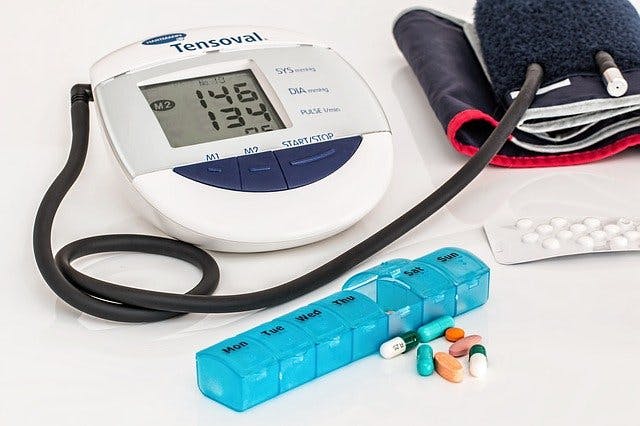 Blutdruckmessgerät und Pillendose