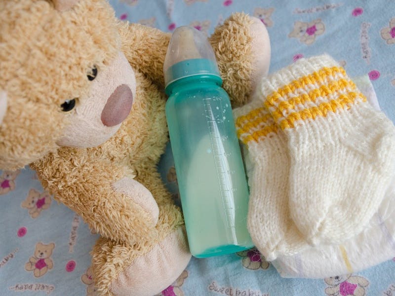 Babyflasche und Teddybär